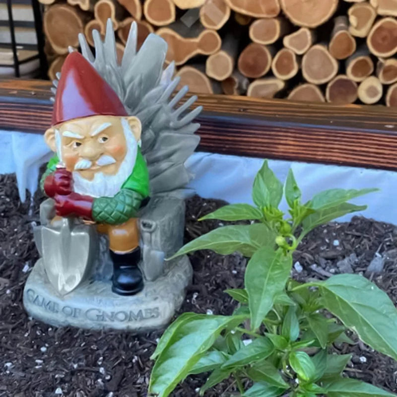 Puutarhatonttu "Game of Gnomes" – Käsinmaalattu Rautaistuimella | Säänkestävä Polyresiini